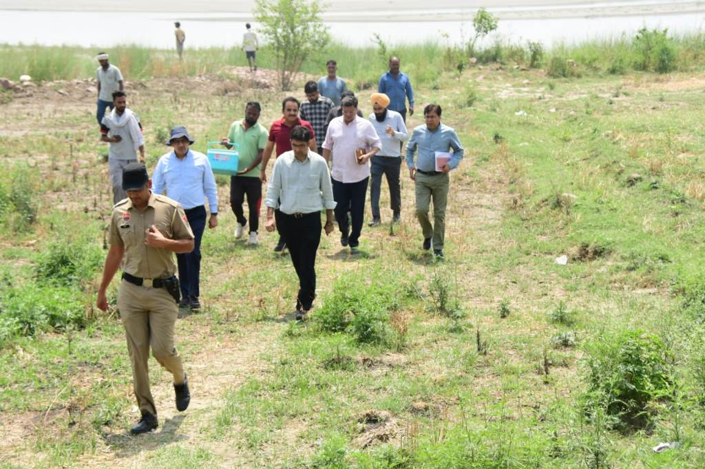 Work on installing studs on Yamuna embankments must be completed soon DC